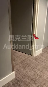 [原创] 反差骚逼酒店举牌露出
